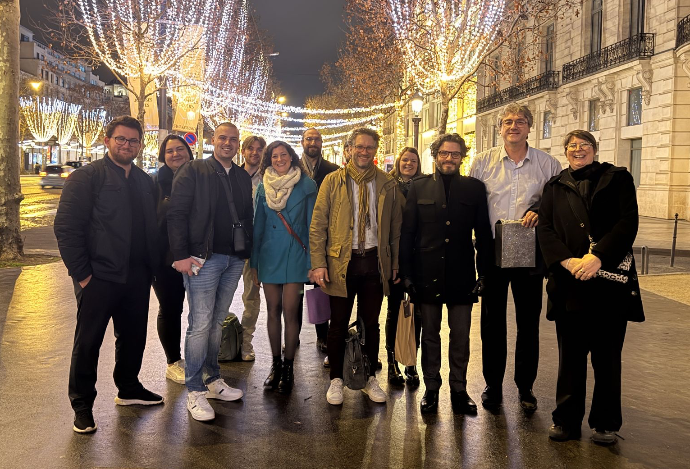 Photo de l équipe VOXY sur les Champs Elysées